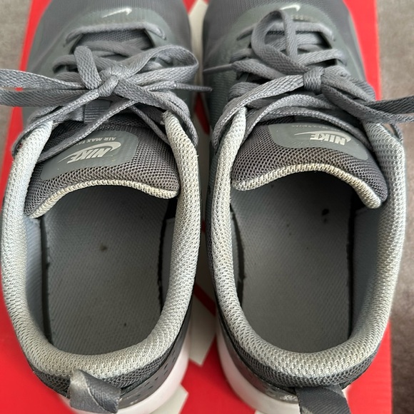 NIKE AIR MAX TAVAS GREY (4.5Y or 6.5 women) - Picture 8 of 11